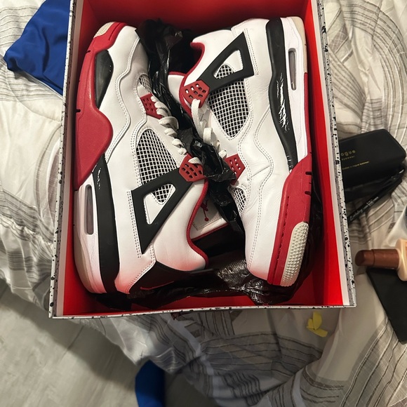 Air Jordan 4 Retro White, black and Red Sneakers - Picture 5 of 8
